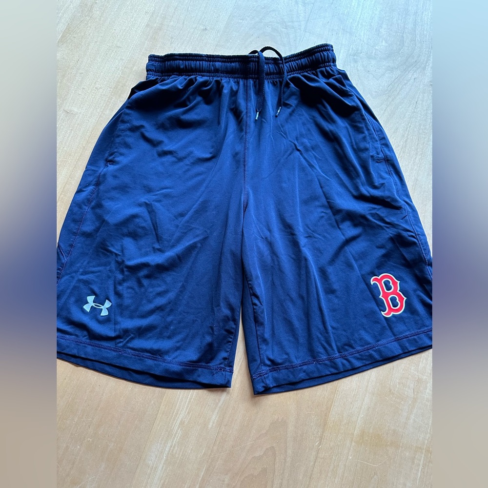 Men’s size Medium Under Armour Boston Red Sox shorts with pockets